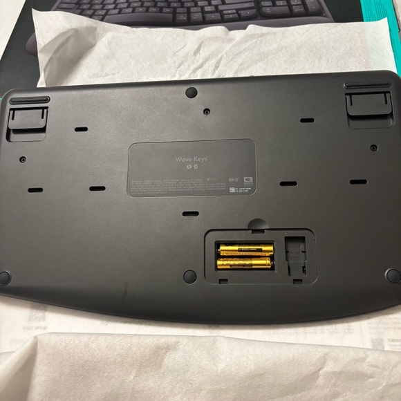 Logitech Wave Keys Bluetooth Keyboard - Picture 6 of 11